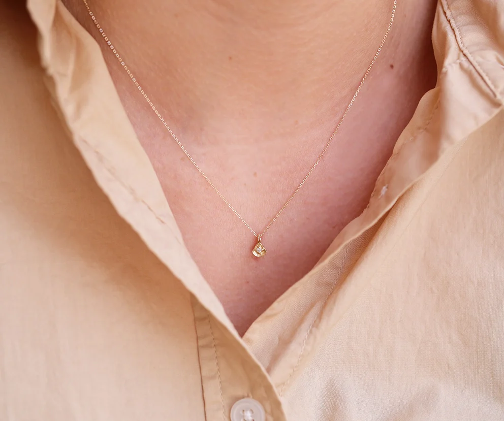 Clam charm necklace | diamond - Image 2